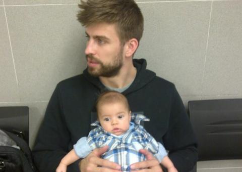 Shakira publica foto de Piqué segurando o filho